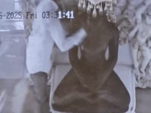 आभा मंडल चुराता युवक सीसीटीवी में कैद हुआ था। आभा मंडल चुराता युवक सीसीटीवी में कैद हुआ था।