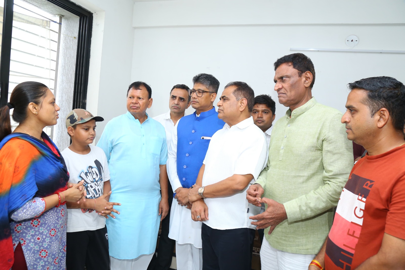 बुधवर को सूरत के मोटा वराछा में दिवंगत शैलेषभाई कलथिया के परिवारजनों से मुलाकात करते असम के जल संसाधन मंत्री पियुष हजारिका। बुधवर को सूरत के मोटा वराछा में दिवंगत शैलेषभाई कलथिया के परिवारजनों से मुलाकात करते असम के जल संसाधन मंत्री पियुष हजारिका।