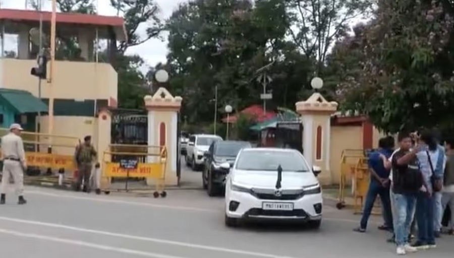 मणिपुरः राज्यपाल से मुलाकात के बाद राजभवन से बाहर निकलते भाजपा विधायकों का काफिला मणिपुरः राज्यपाल से मुलाकात के बाद राजभवन से बाहर निकलते भाजपा विधायकों का काफिला