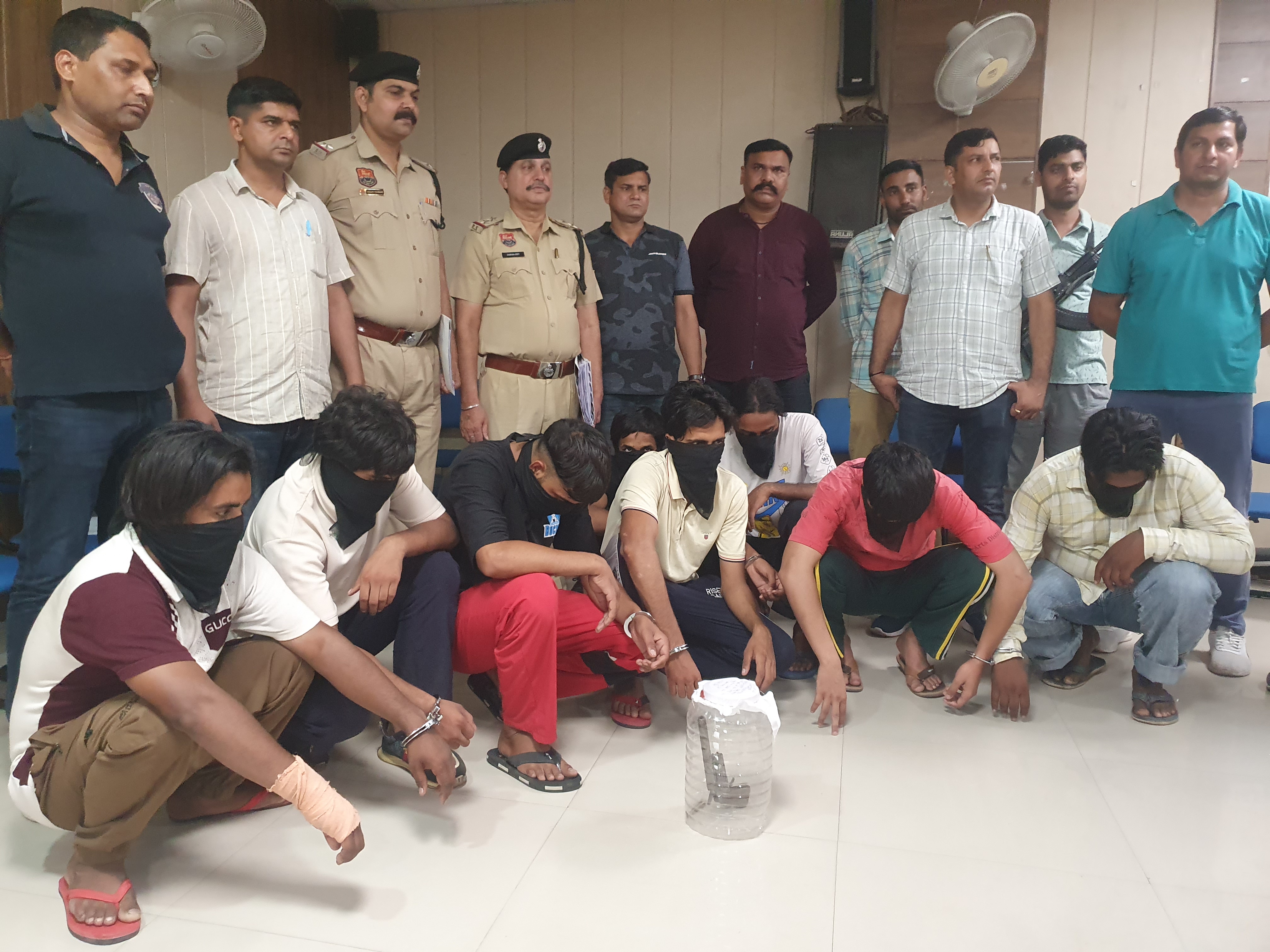 आरोपी पुलिस की गिरफ्त में आरोपी पुलिस की गिरफ्त में