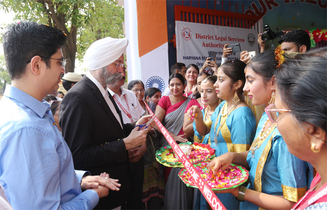 जिला के गांव बोडिया कमालपुर में मेगा लीगल सर्विस कैंप का शुभारंभ करते जिला एवं सत्र न्यायाधीश गुरविंद्र सिंह वधवा।