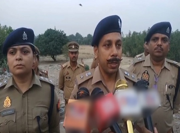 घटना की जानकारी देते पुलिस उपायुक्त मध्य अन्य पुलिस अधिकारी घटना की जानकारी देते पुलिस उपायुक्त मध्य अन्य पुलिस अधिकारी