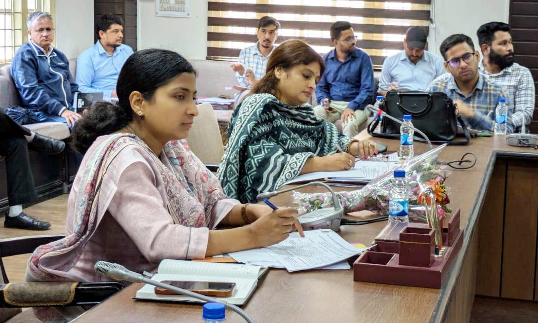 बैठक में उपस्थित सीडीओ एवं जिला उद्योग केंद्र की महाप्रबंधक एवं अन्य अधिकारी।
