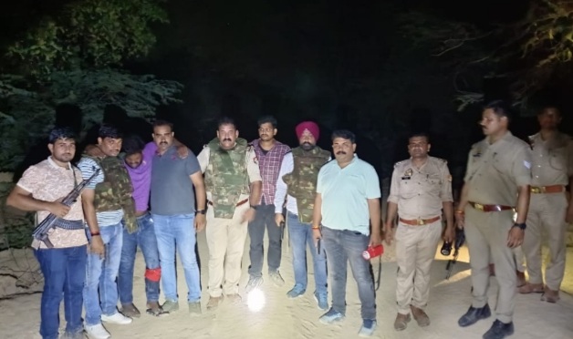 घायल को उपचार के लिए ले जाते पुलिस कर्मी घायल को उपचार के लिए ले जाते पुलिस कर्मी