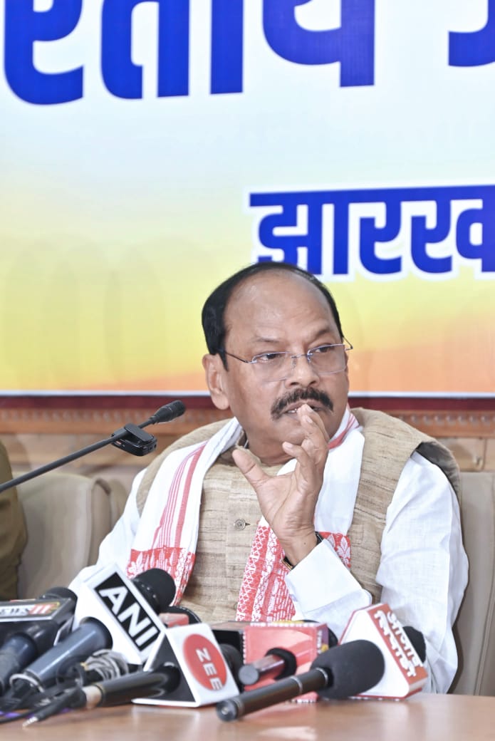 रघुवर दास प्रेस कॉन्फ्रेंस करते हुए