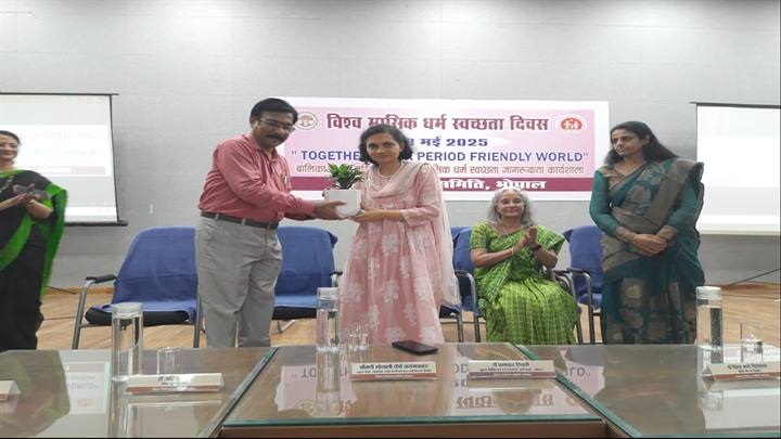 भोपालः मासिक धर्म स्वच्छता दिवस पर आयोजित जागरूकता कार्यशाला में शामिल हुई किशोरियों