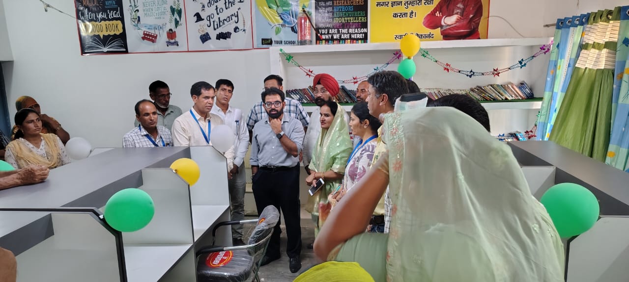 ई लाइब्रेरी का उद्घाटन करते एडीसी लक्षित सरीन। ई लाइब्रेरी का उद्घाटन करते एडीसी लक्षित सरीन।