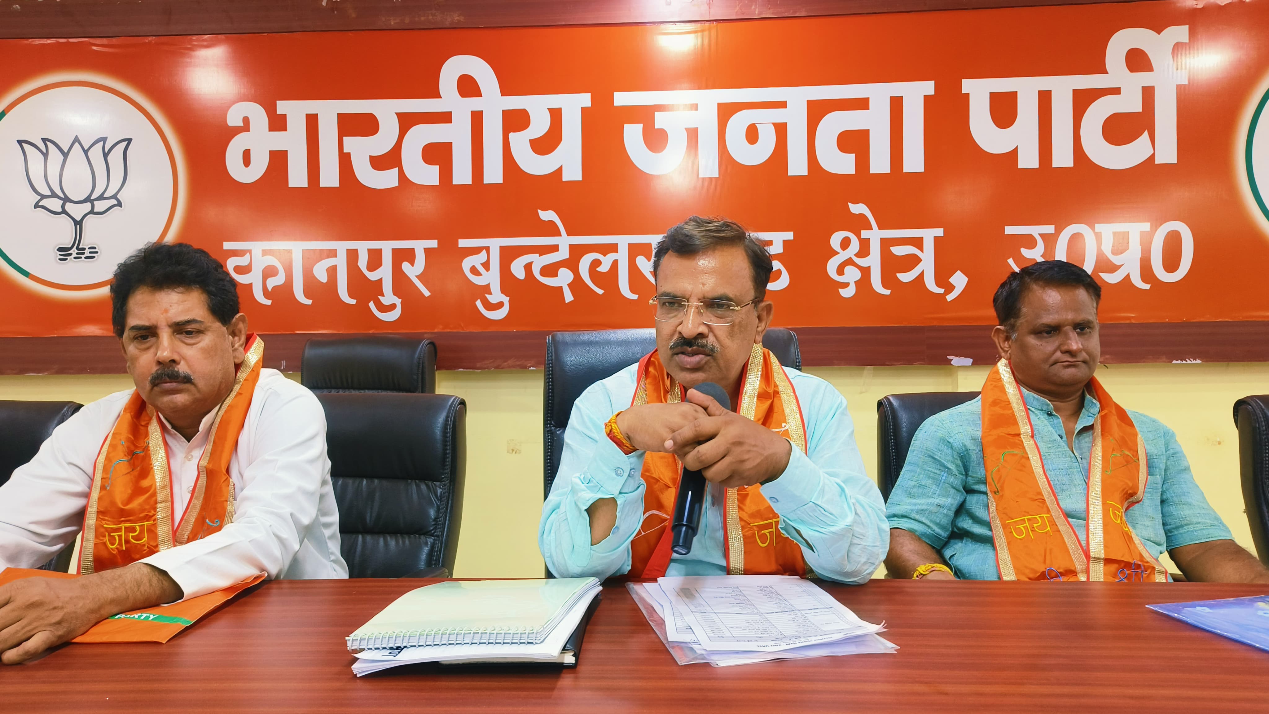 प्रधानमंत्री के नगर आगमन की कार्यकर्ताओं संग बैठक करते क्षेत्रीय अध्यक्ष प्रकाश pal प्रधानमंत्री के नगर आगमन की कार्यकर्ताओं संग बैठक करते क्षेत्रीय अध्यक्ष प्रकाश pal
