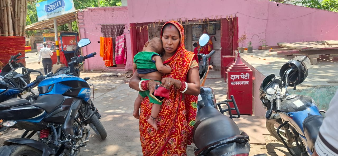 अपने बच्चे के साथ पीड़िता