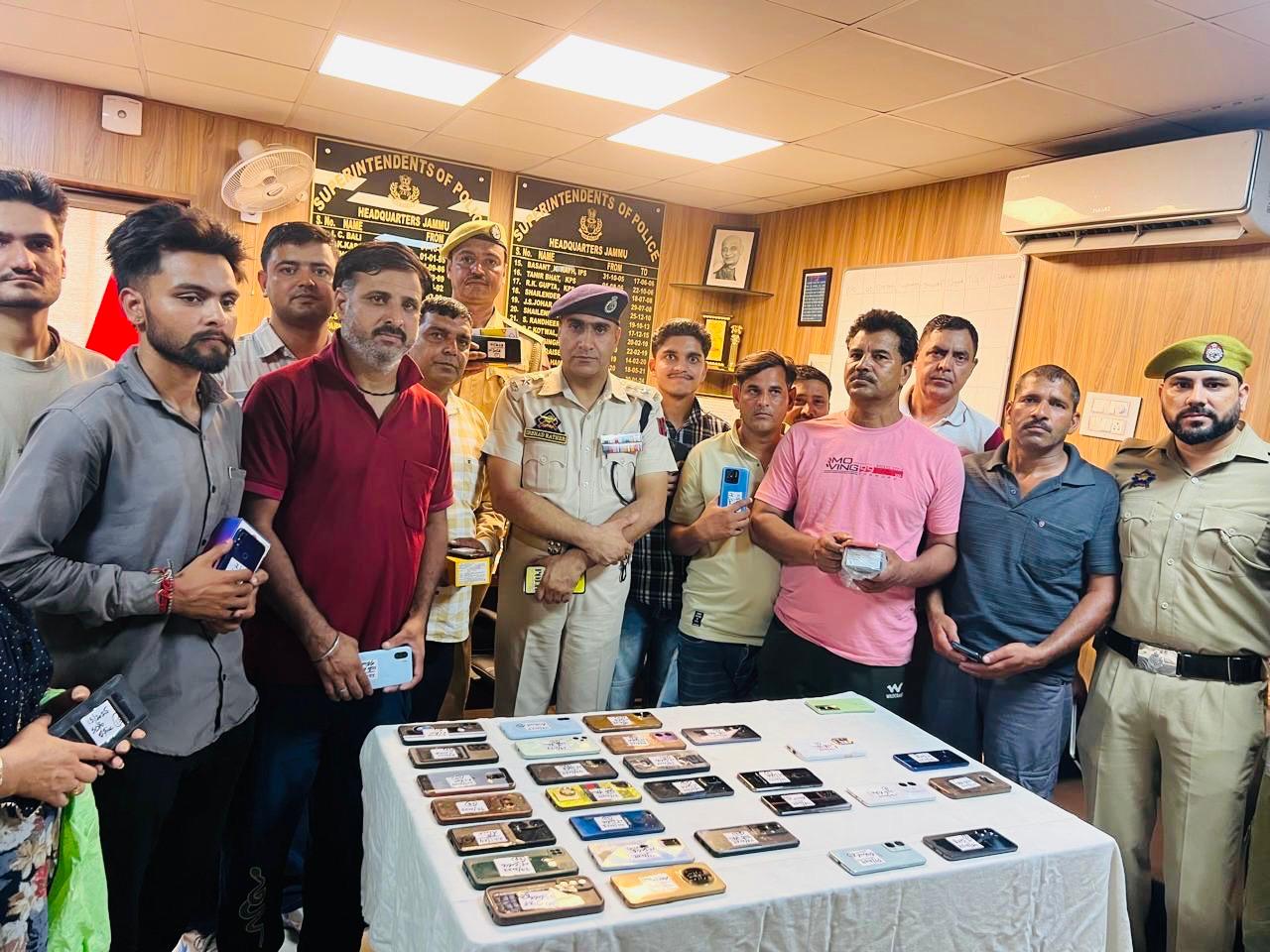 जम्मू में 8 लाख से अधिक मूल्य के 45 खोए और चोरी हुए स्मार्टफोन बरामद