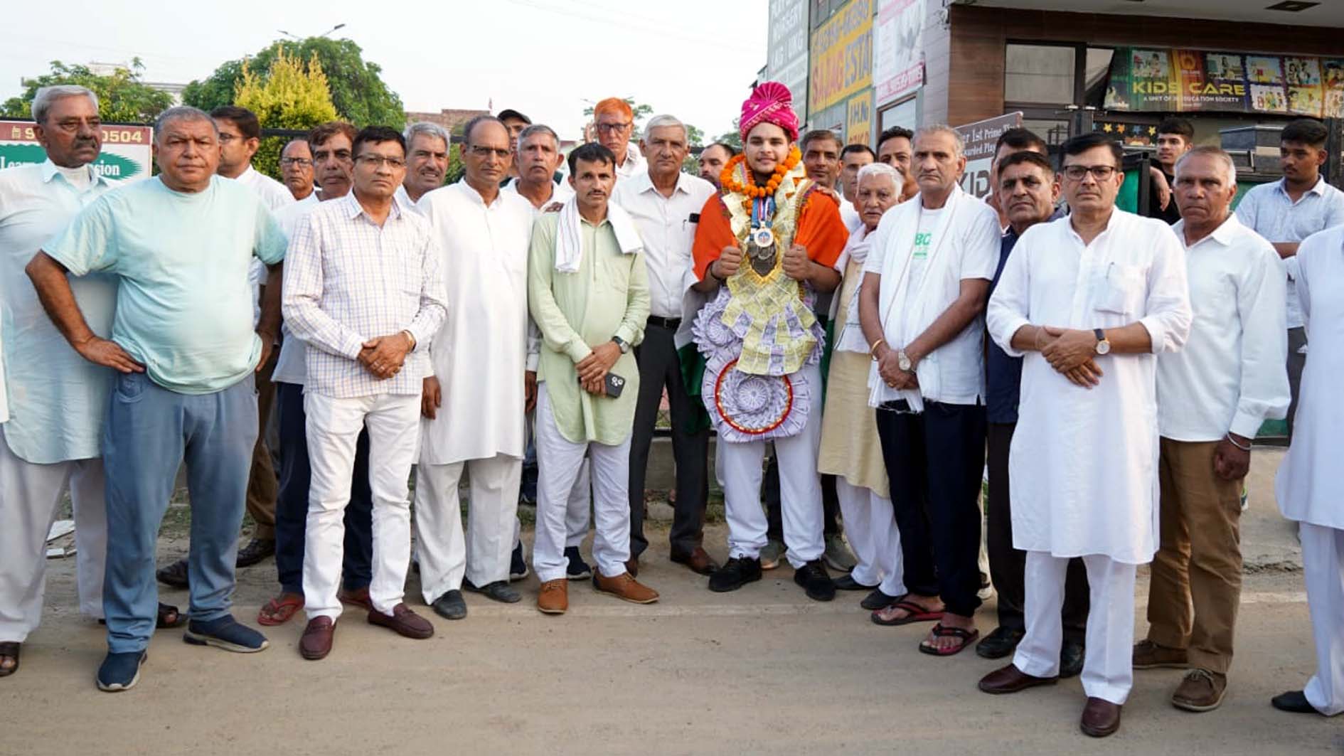 हिसार के सेक्टर-1 में पहुंचने पर लक्ष्य का स्वागत करते सेक्टर वासी। हिसार के सेक्टर-1 में पहुंचने पर लक्ष्य का स्वागत करते सेक्टर वासी।