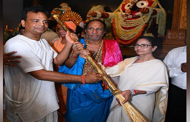 हाथ में झाड़ू थामे मुख्यमंत्री ममता बनर्जी हाथ में झाड़ू थामे मुख्यमंत्री ममता बनर्जी