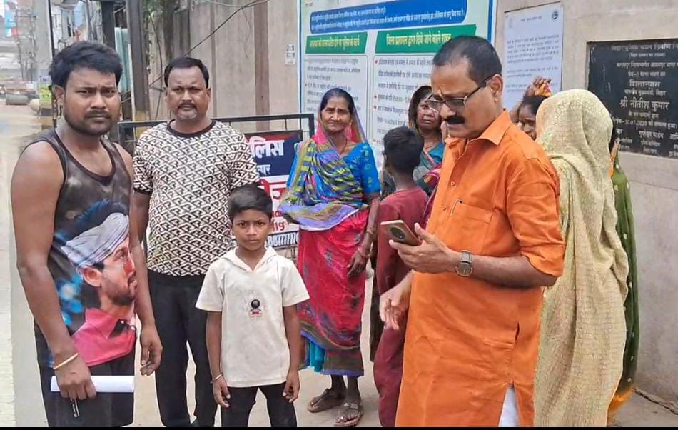 थाना के बाहर खड़े पीड़ित पति थाना के बाहर खड़े पीड़ित पति