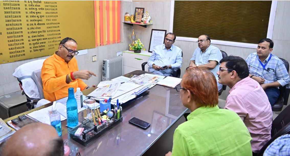 बलरामपुर अस्पताल में चिकित्सकों से पूछताछ करते ब्रजेश पाठक