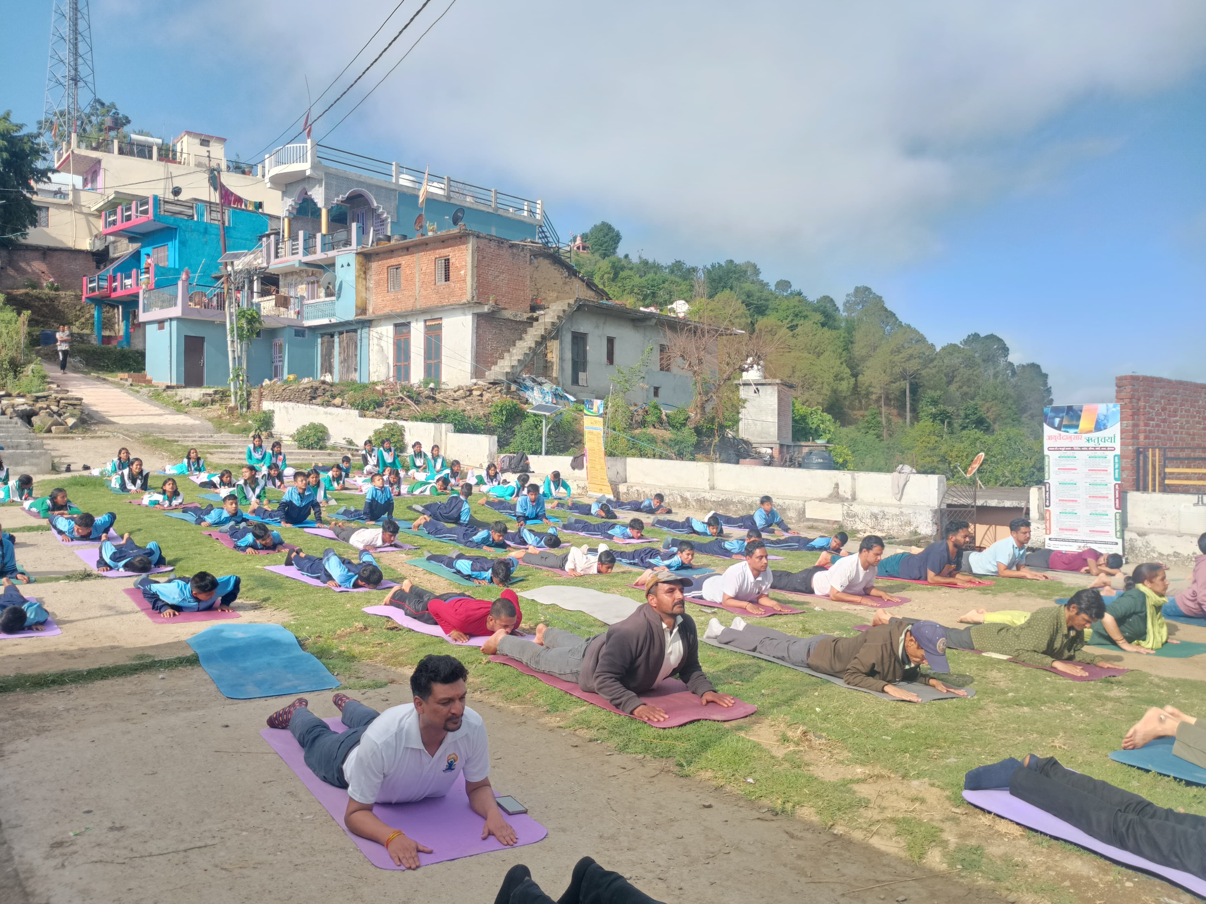 योग प्रोटोकॉल का अभ्यास करते लोग