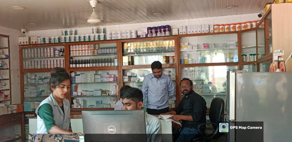 खाद्य एवं औषधि प्रशासन विभाग के अधिकारी-कर्मचारी मेडिकल में जांच कार्रवाई करते हुए। खाद्य एवं औषधि प्रशासन विभाग के अधिकारी-कर्मचारी मेडिकल में जांच कार्रवाई करते हुए।