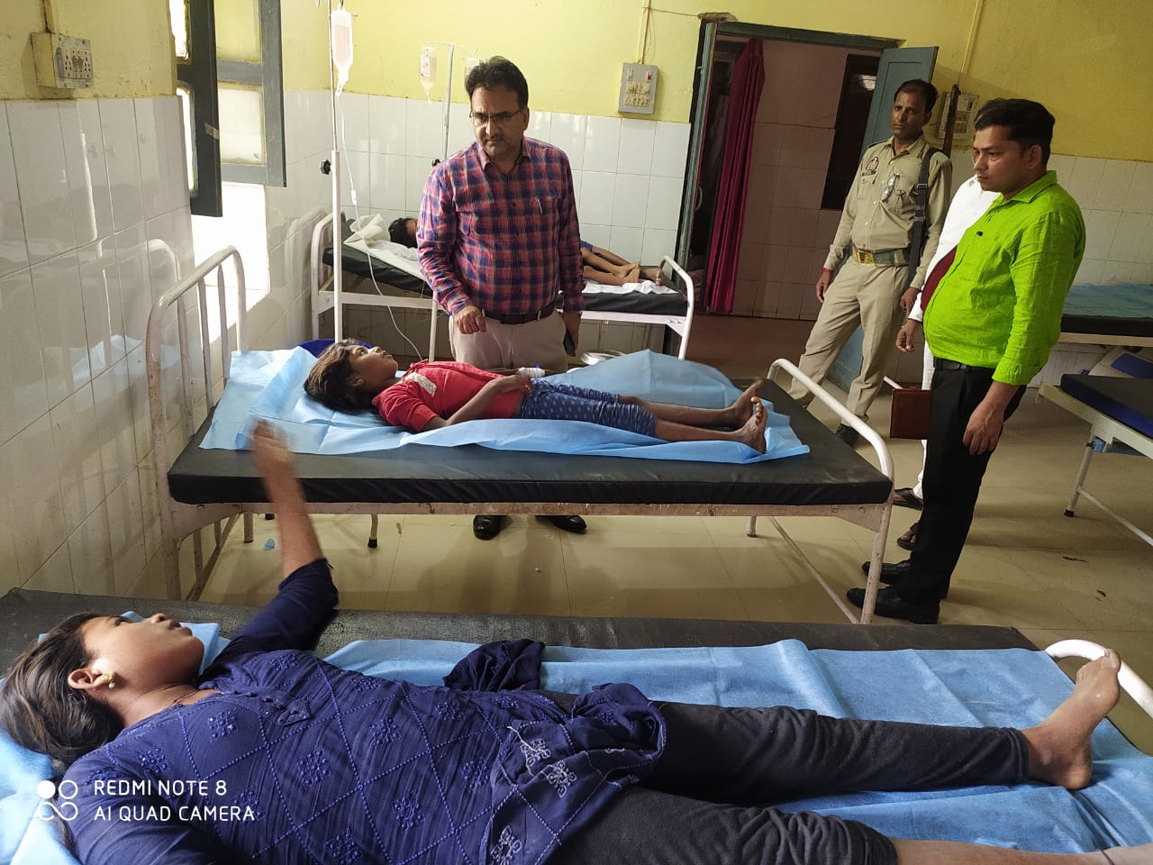 हलिया प्राथमिक स्वास्थ्य केंद्र पर आकाशिय विजली से झुलसे लोगों को देखते एसडीएम संजीव कुमार यादव