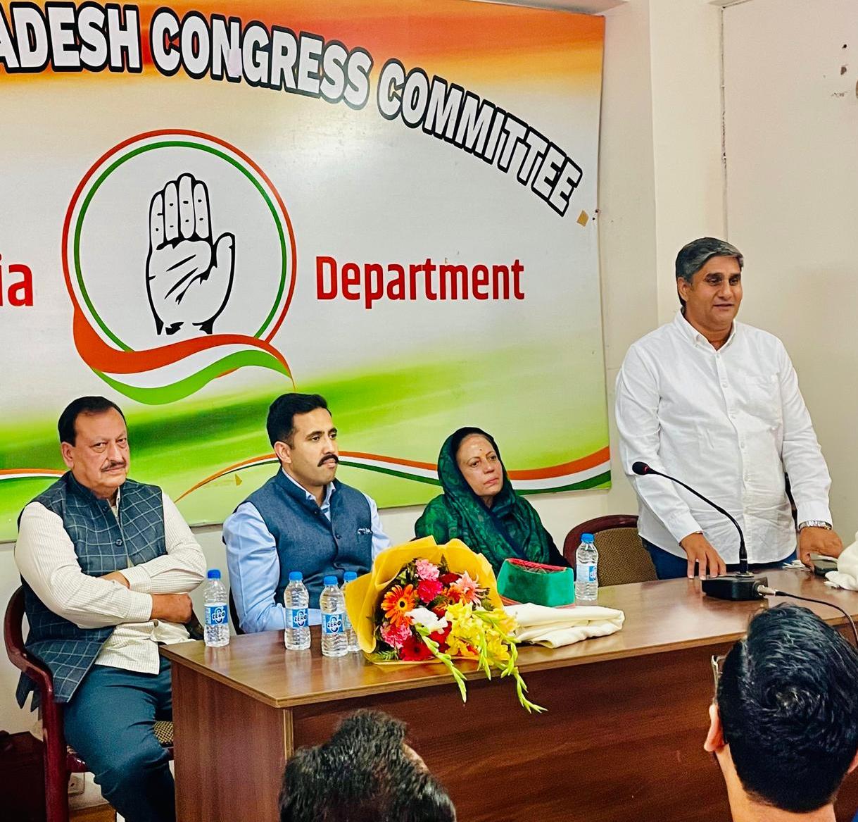 प्रतिभा सिंह बैठक सम्बोधित करते हुए