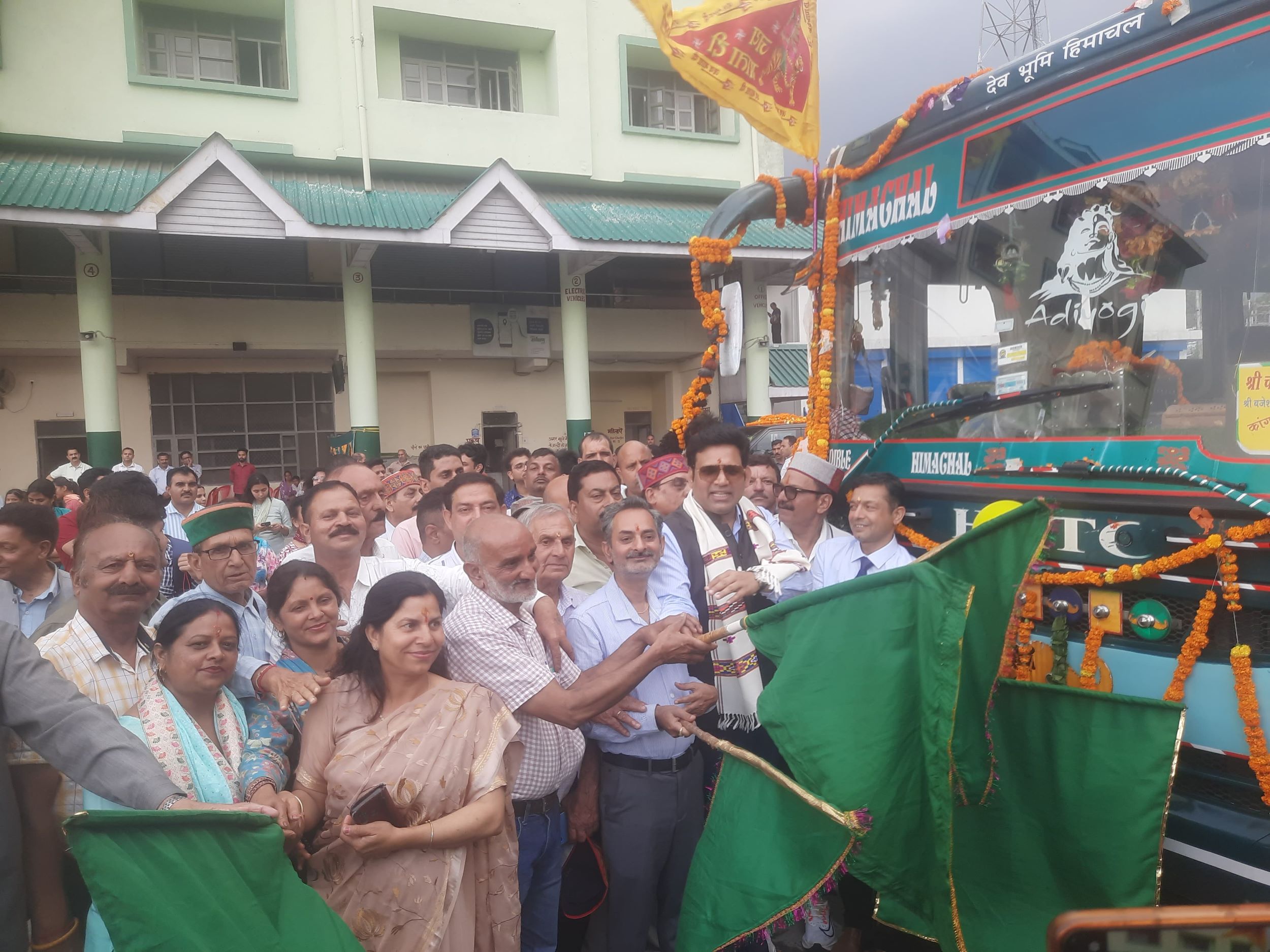 वृंदावन के लिए बस को रवाना करते हुए पर्यटन निगम के अध्यक्ष केबिनेट रैंक आरएस बाली। वृंदावन के लिए बस को रवाना करते हुए पर्यटन निगम के अध्यक्ष केबिनेट रैंक आरएस बाली।