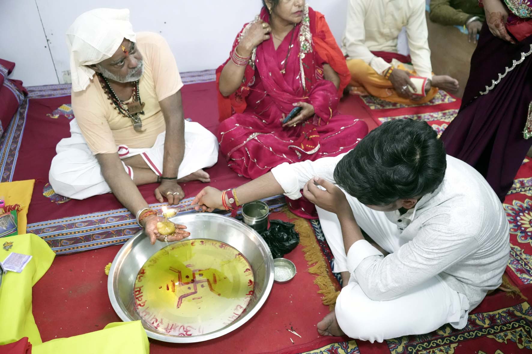 बीड़ बबरान धाम में हथेली पर ज्योति जलाते महंत महाराज विनोद शर्मा। बीड़ बबरान धाम में हथेली पर ज्योति जलाते महंत महाराज विनोद शर्मा।