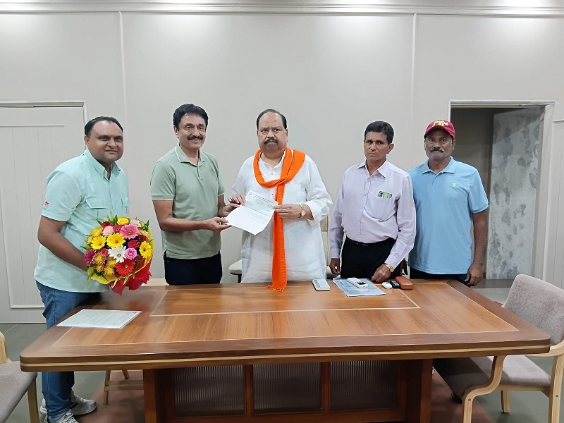 मुख्य संरक्षक बनाया जाने का पत्र सौंपा मुख्य संरक्षक बनाया जाने का पत्र सौंपा