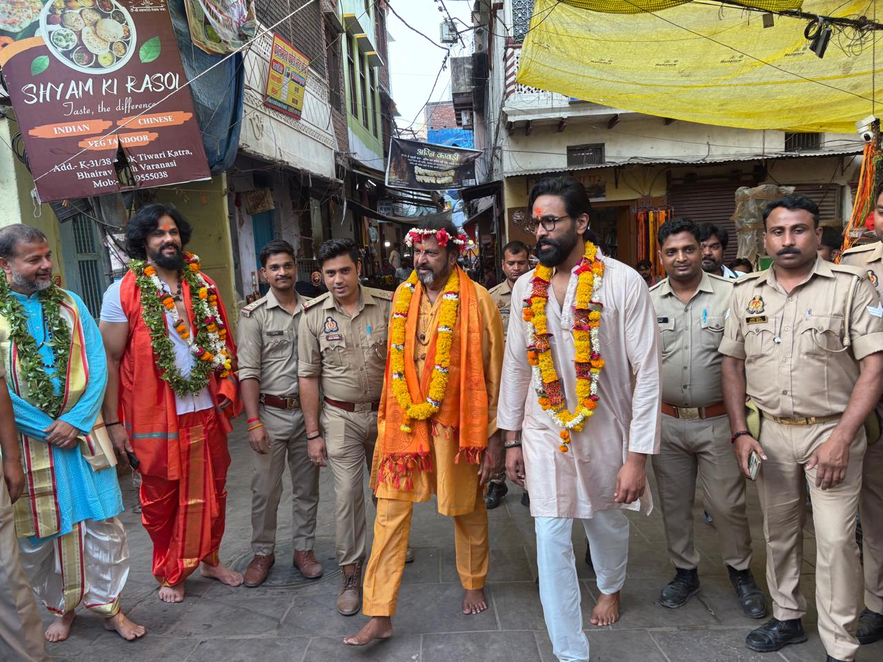 साउथ के फिल्म स्टार मोहन बाबू और विष्णु मांचू कालभैरव मंदर में साउथ के फिल्म स्टार मोहन बाबू और विष्णु मांचू कालभैरव मंदर में