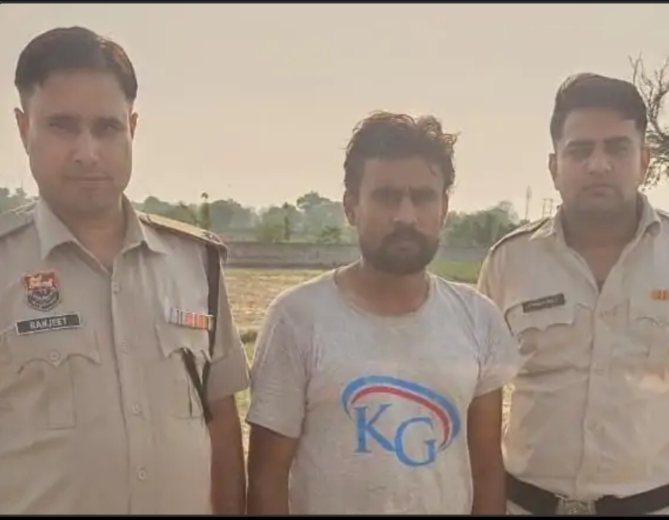 पुलिस की गिरफ्त में आरोपी पुलिस की गिरफ्त में आरोपी