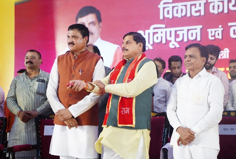 विकास कार्यों का किया भूमिपूजन और लोकार्पण विकास कार्यों का किया भूमिपूजन और लोकार्पण