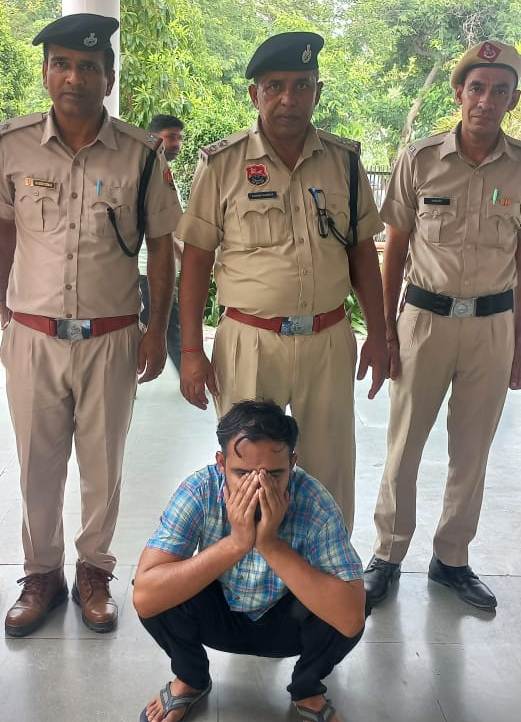 धोखाधड़ी का आरोपी पुलिस की गिरफ्त में। धोखाधड़ी का आरोपी पुलिस की गिरफ्त में।