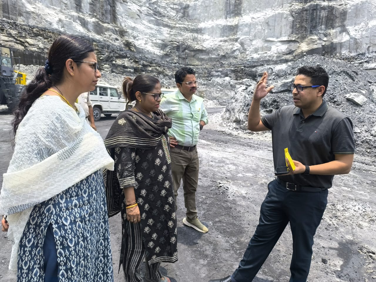निरिक्षण करते कलेक्टर