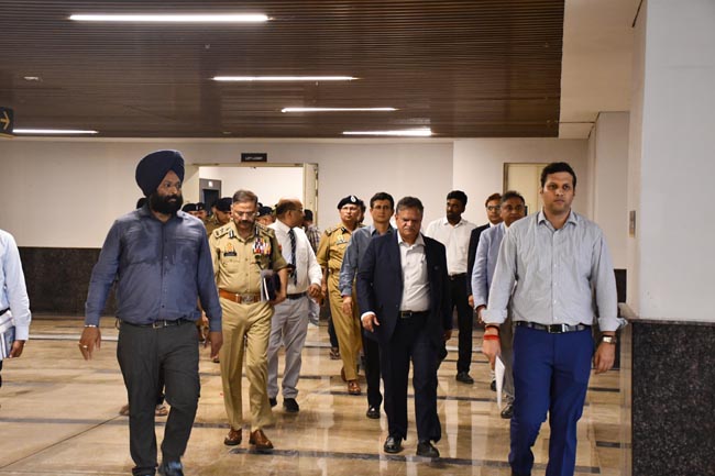 निरीक्षण करते