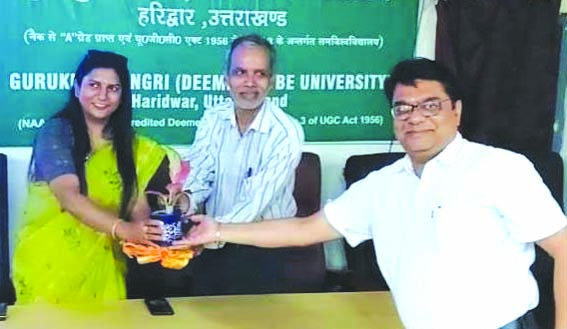 कार्यक्रम में सम्मानित करते हुए कार्यक्रम में सम्मानित करते हुए