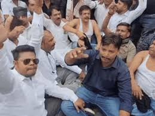 मुख्यमंत्री को काले झंडे दिखाने पहुंचे 45 कांग्रेसी गिरफ्तार मुख्यमंत्री को काले झंडे दिखाने पहुंचे 45 कांग्रेसी गिरफ्तार