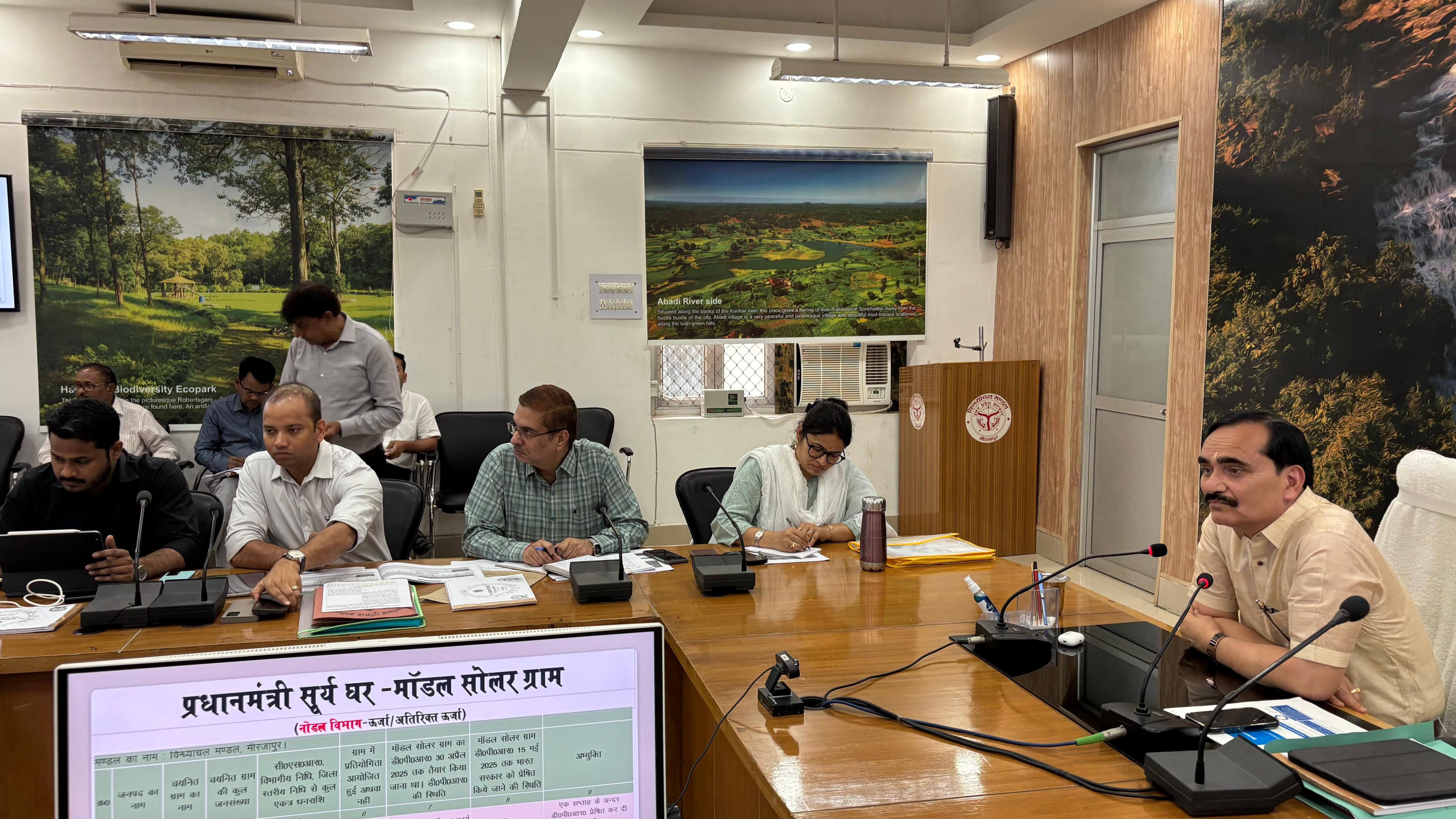 अधिकारियों के साथ समीक्षा बैठक करते मण्डलायुक्त बालकृष्ण त्रिपाठी। अधिकारियों के साथ समीक्षा बैठक करते मण्डलायुक्त बालकृष्ण त्रिपाठी।