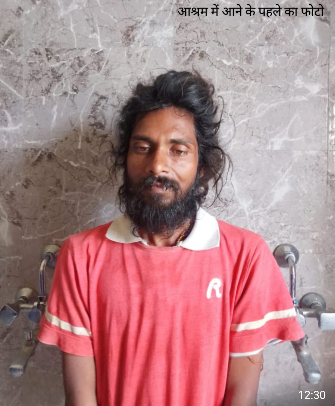 आश्रम लाए गए मंदबुद्धि व्यक्ति की तस्वीर आश्रम लाए गए मंदबुद्धि व्यक्ति की तस्वीर