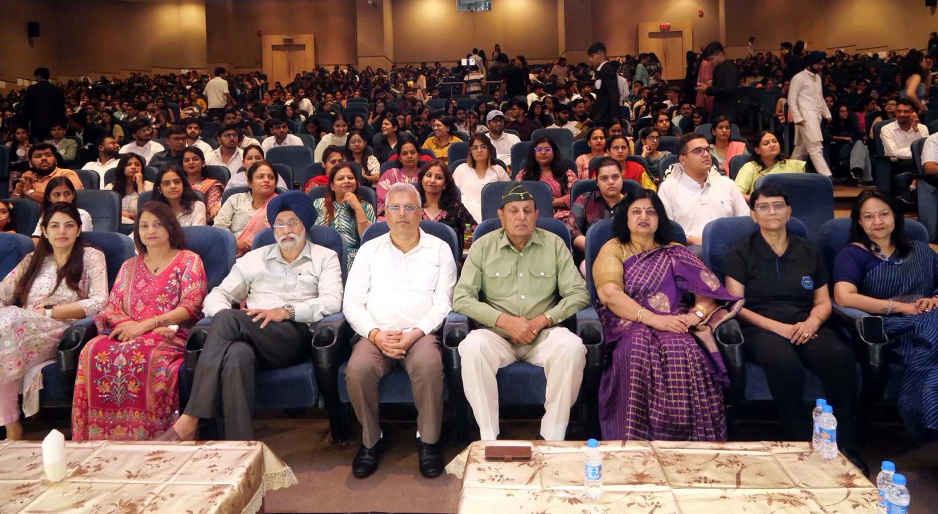 कार्यक्रम में मौजूद अतिथि। कार्यक्रम में मौजूद अतिथि।