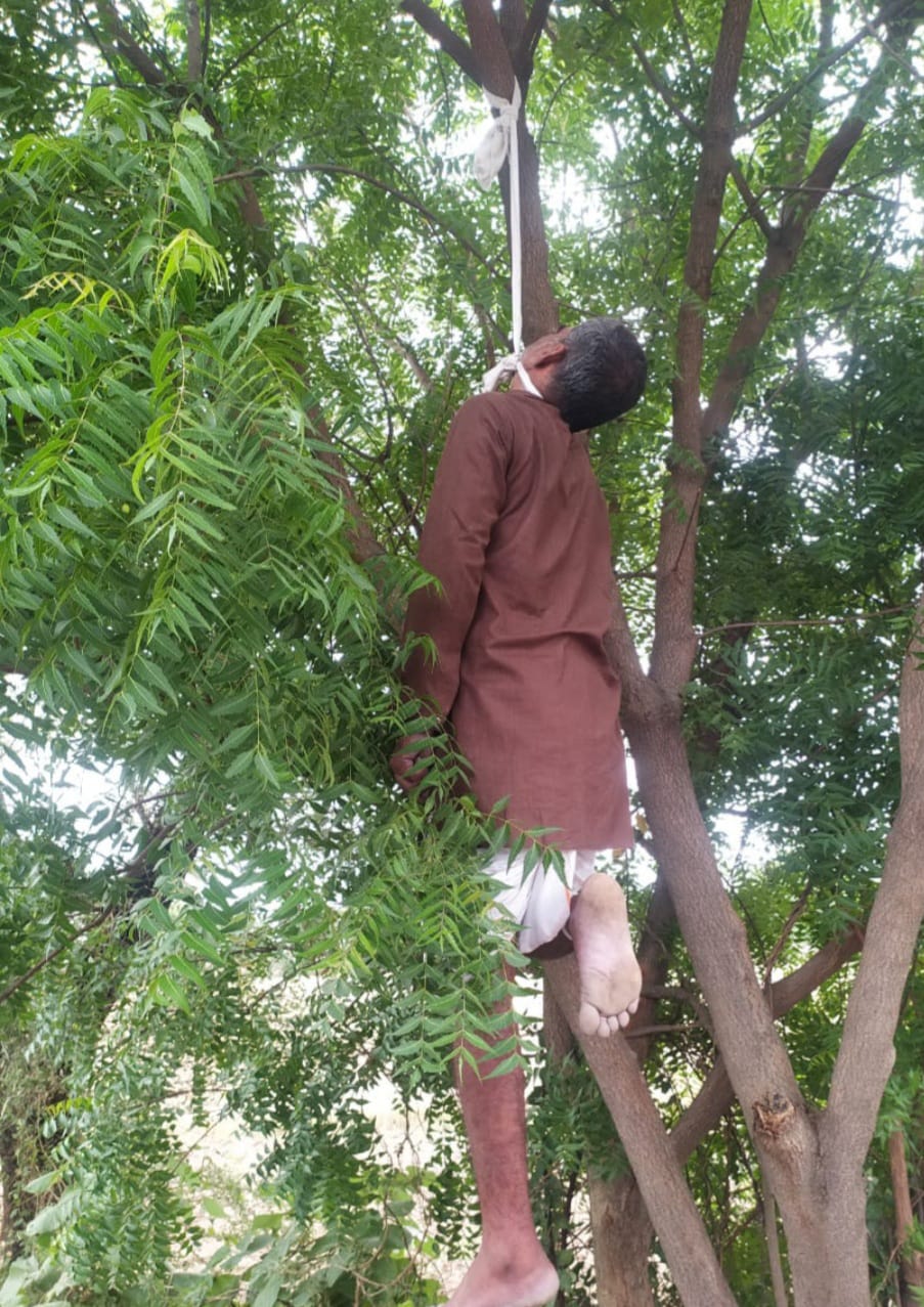 लटका मिला व्यक्ति का शव,जांच शुरु
