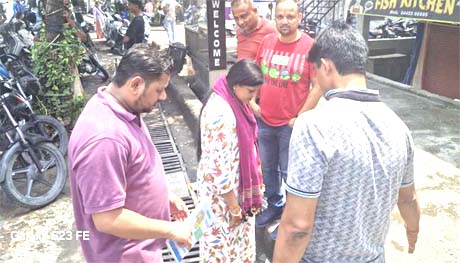 सीएम हेल्पलाइन पर शिकायत के बाद नगर आयुक्त ने हटवाया अतिक्रमण