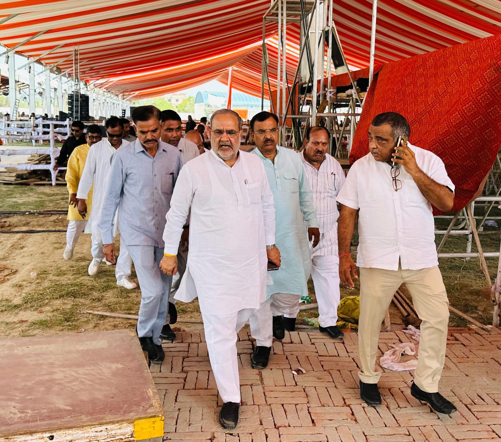 पदाधिकारी के साथ निरीक्षण करते भाजपा प्रदेश अध्यक्ष भूपेंद्र चौधरी पदाधिकारी के साथ निरीक्षण करते भाजपा प्रदेश अध्यक्ष भूपेंद्र चौधरी