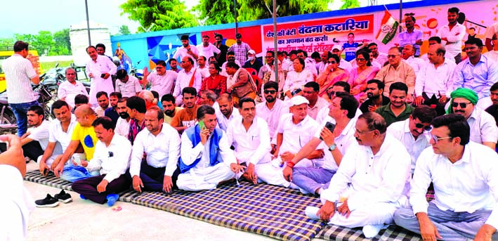 धरना स्थल पर कांग्रेसी नेता धरना स्थल पर कांग्रेसी नेता