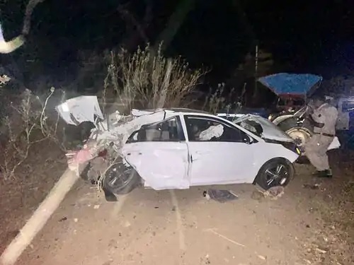 लग्जरी कार वरना के परखच्चे उड़ गए। लग्जरी कार वरना के परखच्चे उड़ गए।