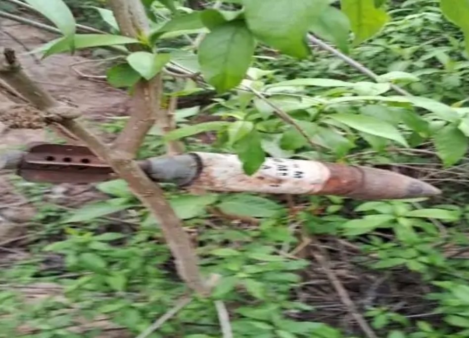 खेत मे मिला जिंदा मोर्टार। खेत मे मिला जिंदा मोर्टार।