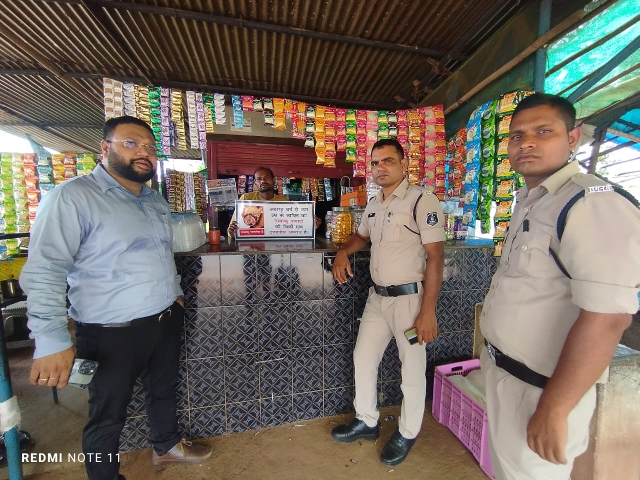 स्कूल, आंबा केंंद्र के पास तंबाकू उत्पाद बेंचने वालों पर कार्रवाई करती विभाग की टीम। स्कूल, आंबा केंंद्र के पास तंबाकू उत्पाद बेंचने वालों पर कार्रवाई करती विभाग की टीम।
