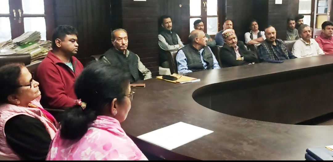 बैठक में उपस्थित पालिकाध्यक्ष व अन्य। बैठक में उपस्थित पालिकाध्यक्ष व अन्य।