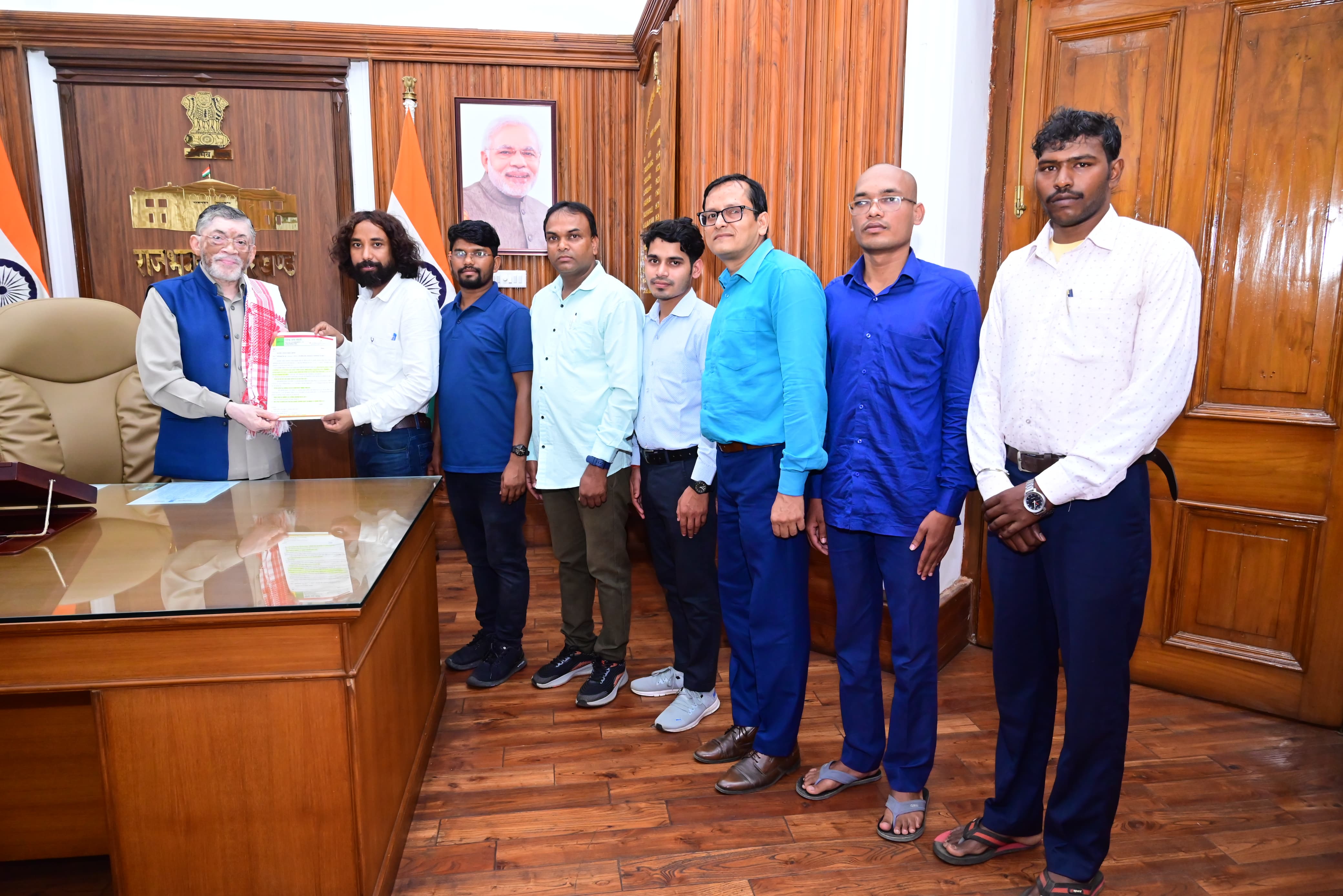 राज्यपाल से मिलते देवेंद्र नाथ महतो और अन्य राज्यपाल से मिलते देवेंद्र नाथ महतो और अन्य
