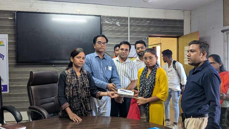 बाल मधुमेह योजना के तहत इंसुलिन किट प्रदान करते हुए डा यू एल कौशिक एवं अन्य अधिकारी। बाल मधुमेह योजना के तहत इंसुलिन किट प्रदान करते हुए डा यू एल कौशिक एवं अन्य अधिकारी।