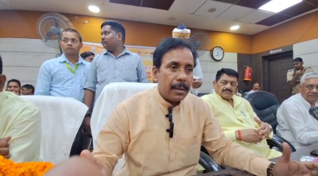 मंत्री अनिल राजभर मंत्री अनिल राजभर