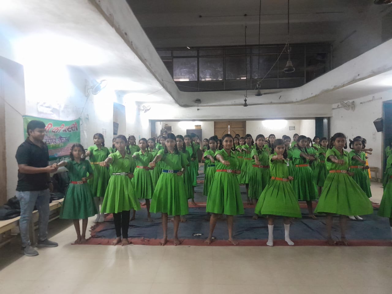 जुडो करोट की शिक्षा लेती छात्राएं जुडो करोट की शिक्षा लेती छात्राएं