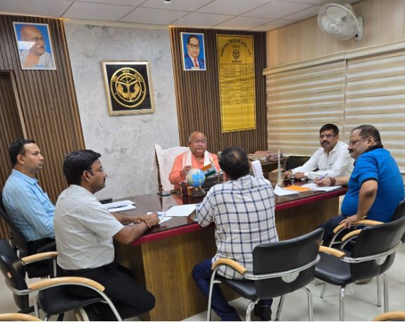 पिछड़ा वर्ग आयोग की बैठक करते राजेश वर्मा पिछड़ा वर्ग आयोग की बैठक करते राजेश वर्मा