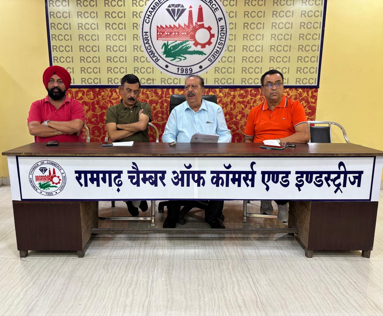 बैठक में शामिल चैंबर के पदाधिकारी
